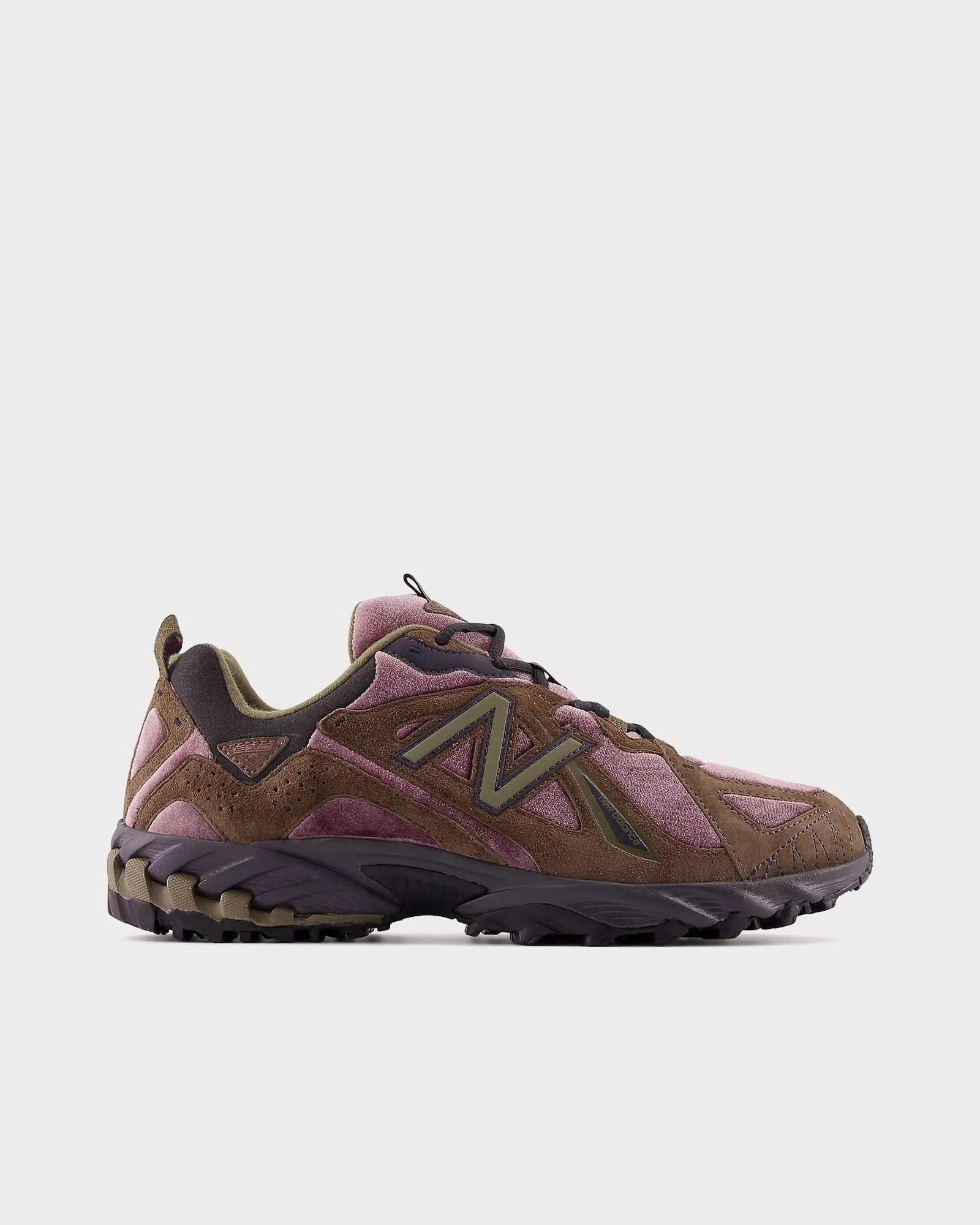610v1 Licorice / Dark Mushroom / Dark Camo Low Top Sneakers Red 550 New Balance