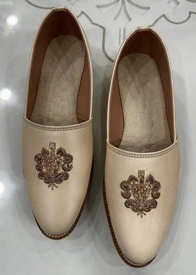 Loafers With Design CREAM CUT SHOES FOR MEN