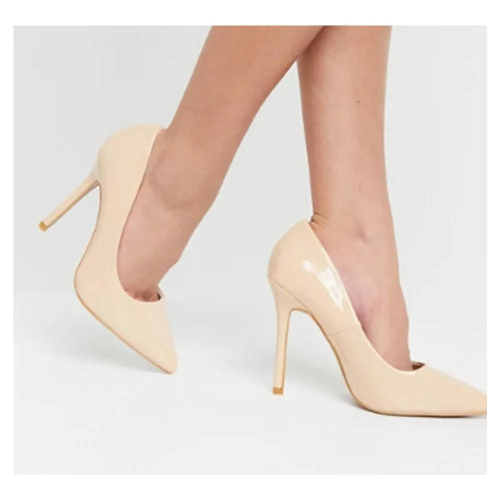 Asos- Glamorous Court Shoes In Beige Patent Slide In Sandals