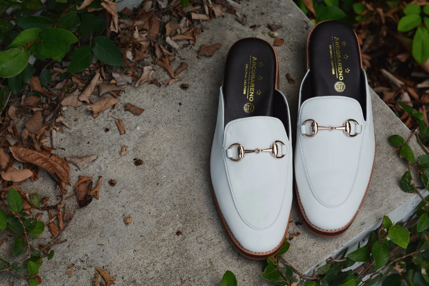 701 Slipper Horsebit White Wolf Feet Slippers