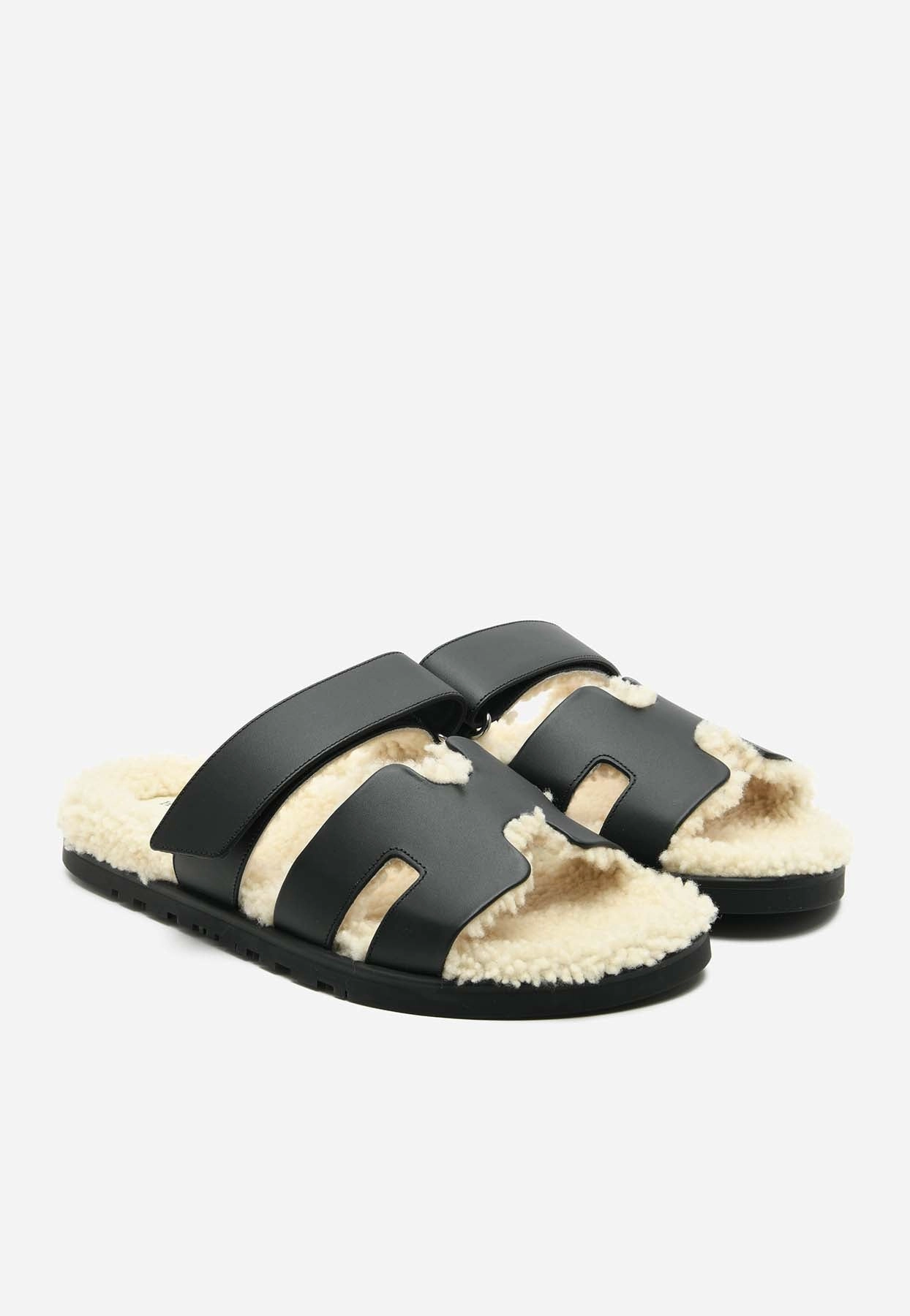 Chypre Sandals in Black Calfskin and Ecru Shearling Slippers With Arches