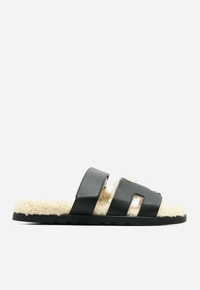 Chypre Sandals in Black Calfskin and Ecru Shearling Loofah Slippers