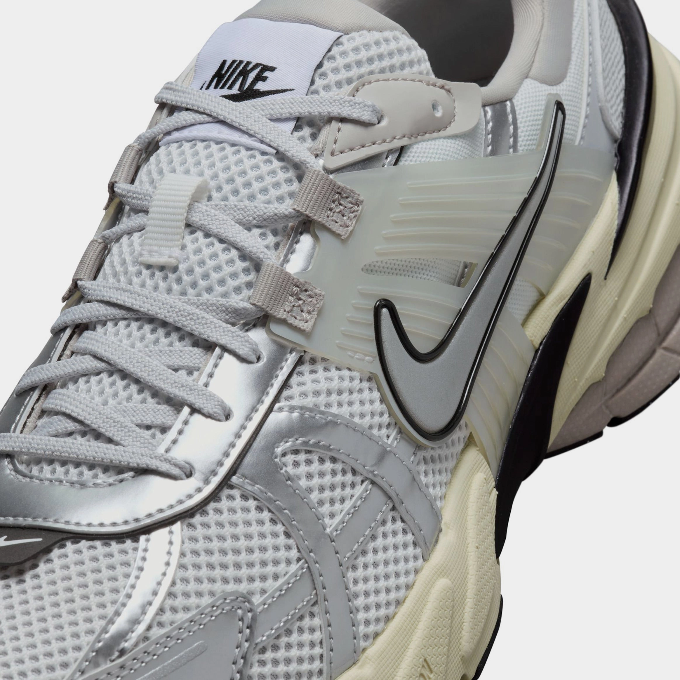 V2K Run Summit White Mens Running Shoes (Summit White/Pure Platinum/Light Iron Ore/Metallic Silver) New Asics Carbon Shoe